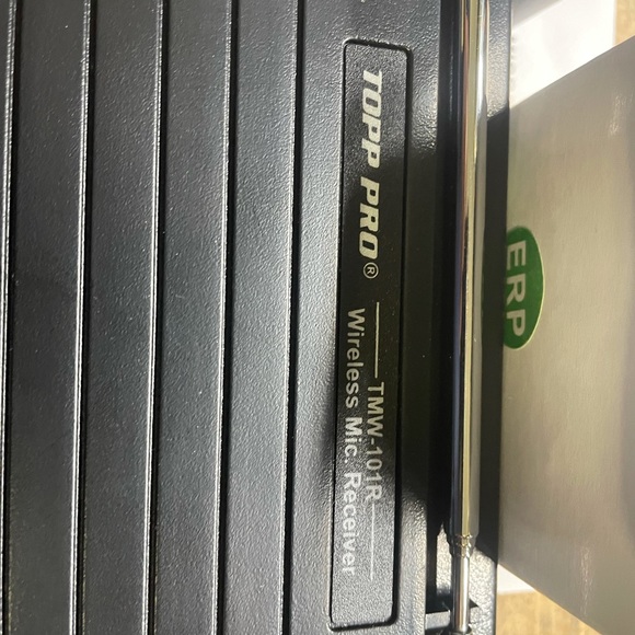 Wireless microphone set by Topp pro gear .
Vocal microphone - Picture 6 of 8